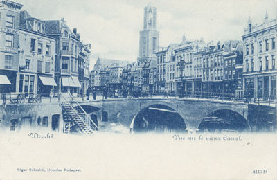 1368 Gezicht op de Oudegracht Weerdzijde te Utrecht, met op de voorgrond de Bakkerbrug en op de achtergrond de Domtoren.
